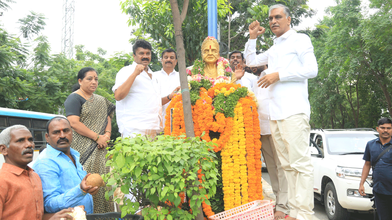 Chakali Ilamma | బహుజనుల ఆత్మగౌరవ ప్రతీక వీరనారి ఐలమ్మ : మంత్రులు హరీశ్ రావు, తలసాని