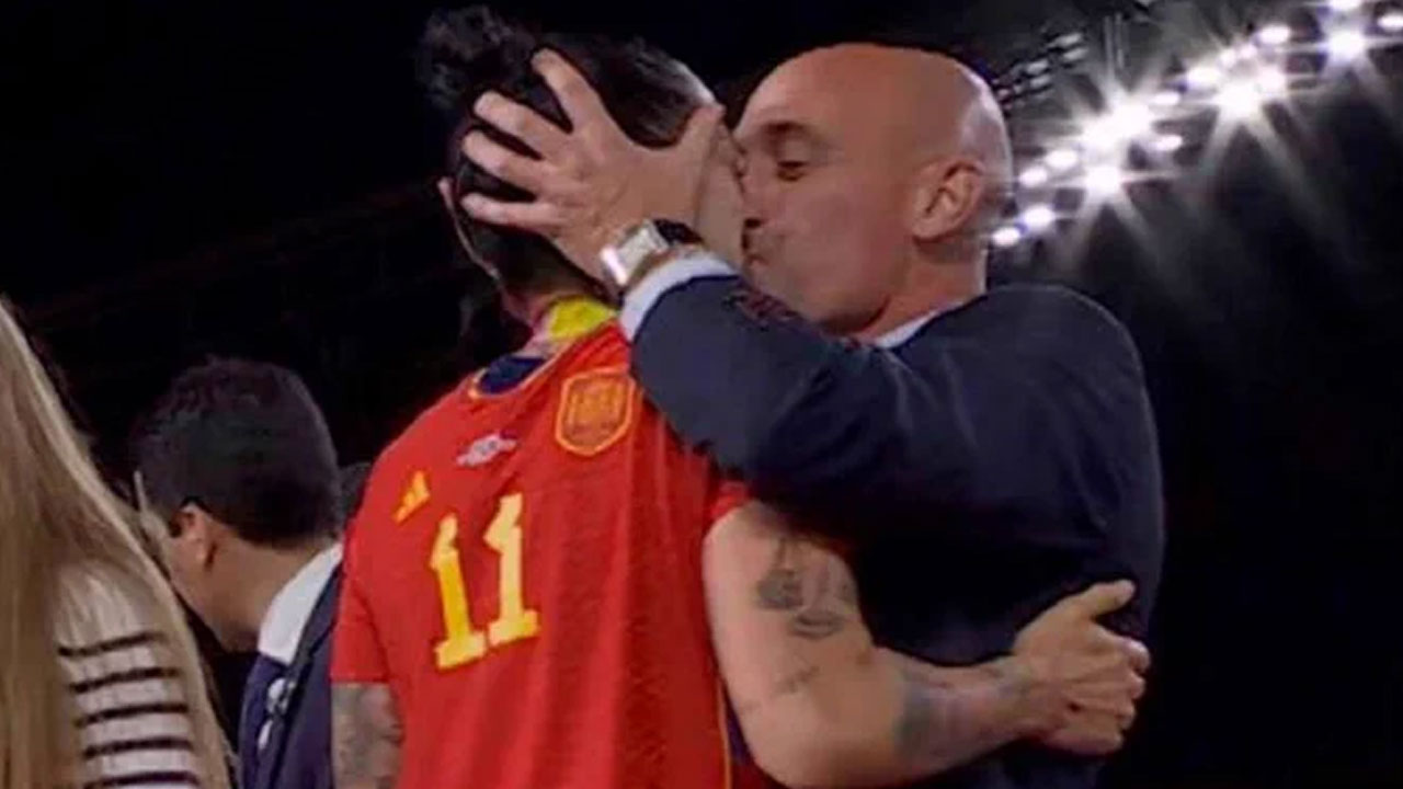 Luis Rubiales: మ‌హిళా ఫుట్‌బాల్ ప్లేయ‌ర్‌కు లిప్ కిస్.. ఫెడ‌రేష‌న్‌కు అధ్య‌క్షుడి రాజీనామా