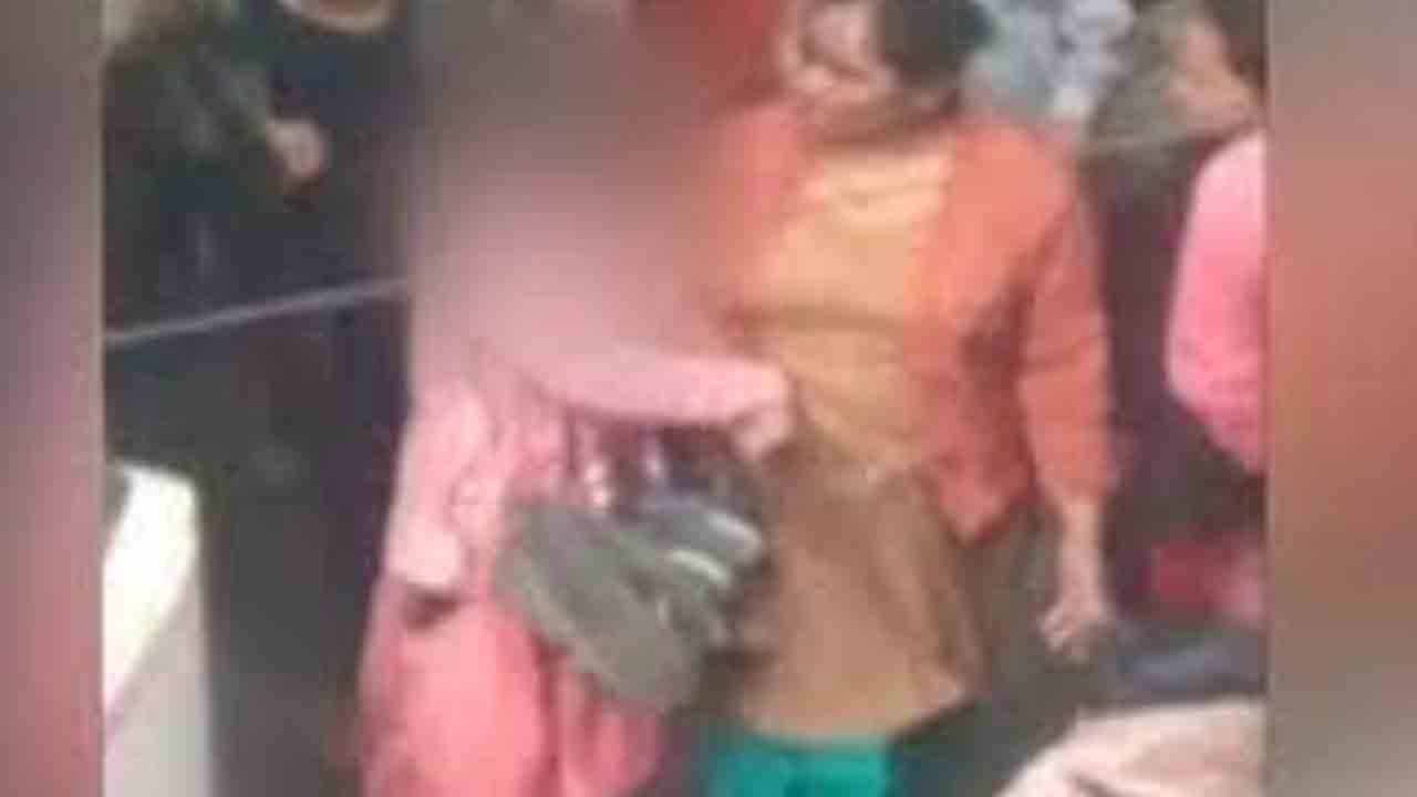 జుట్టు కత్తిరించి.. ముఖానికి నల్లరంగు పూసి