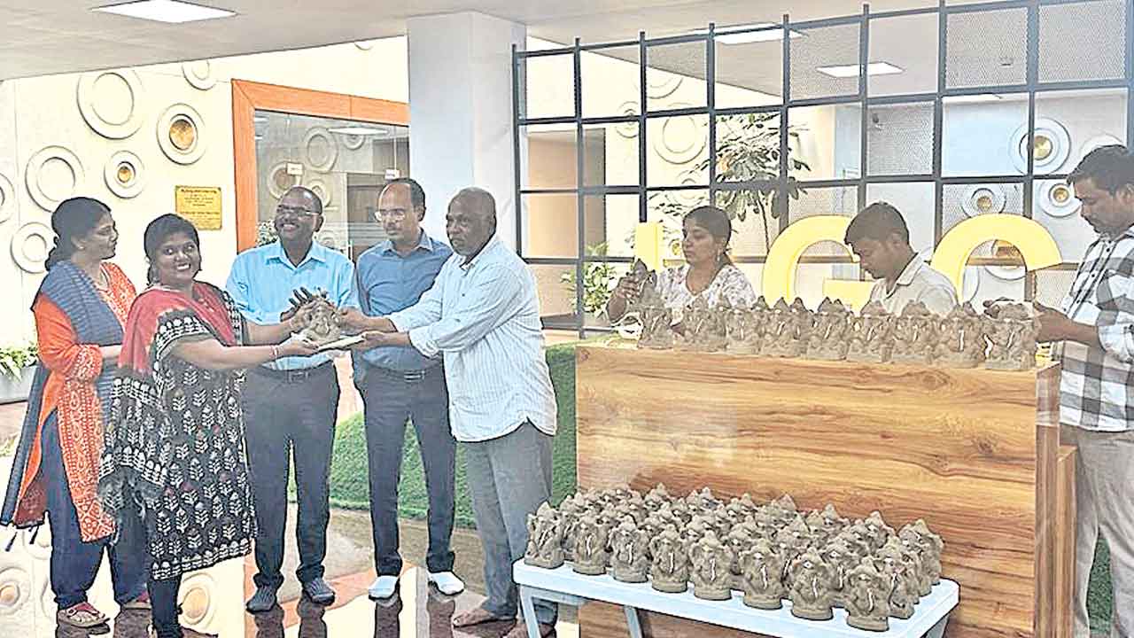 హెచ్‌ఎండీఏ ఆధ్వర్యంలో.. 50వేల విగ్రహాలు పంపిణీ