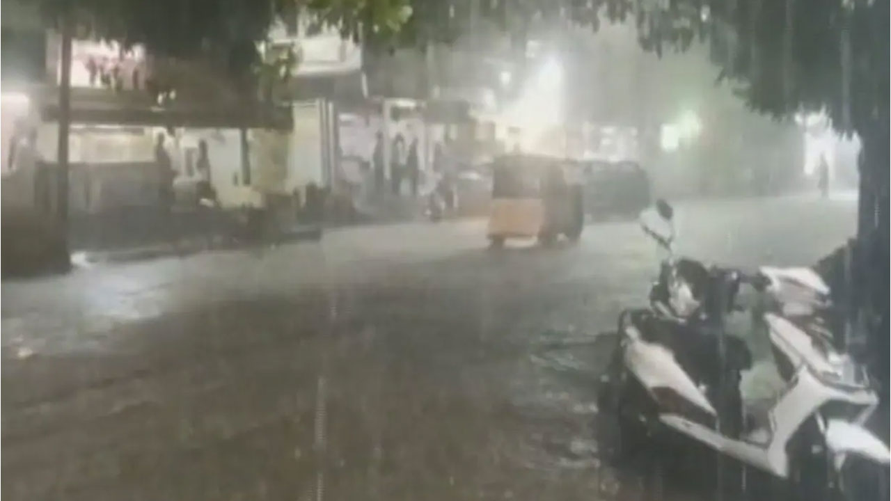 Hyderabad | హైదరాబాద్‌లో దంచికొడుతున్న వర్షం.. రోడ్లన్నీ జలమయం