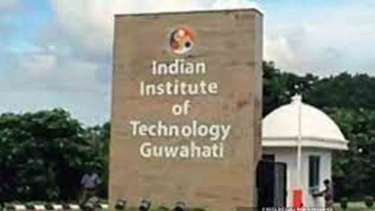 IIT Guwahati researchers | నీరు, చమురును వేరు చేసే వస్త్రం.. అభివృద్ధి చేసిన ఐఐటీ గువాహటి పరిశోధకులు