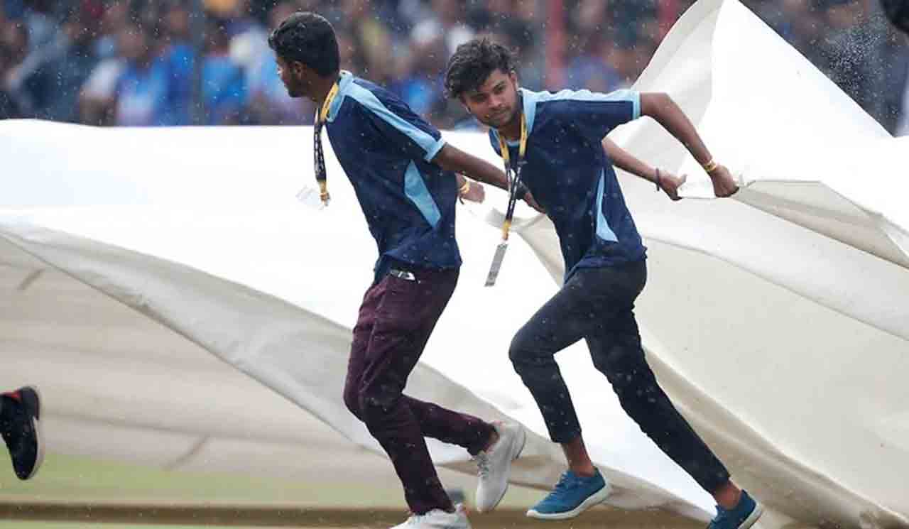 IND vs AUS | భార‌త బౌల‌ర్ల‌ జోరుకు వ‌ర్షం అంత‌రాయం.. ఆసీస్ స్కోర్ ఎంతంటే..?