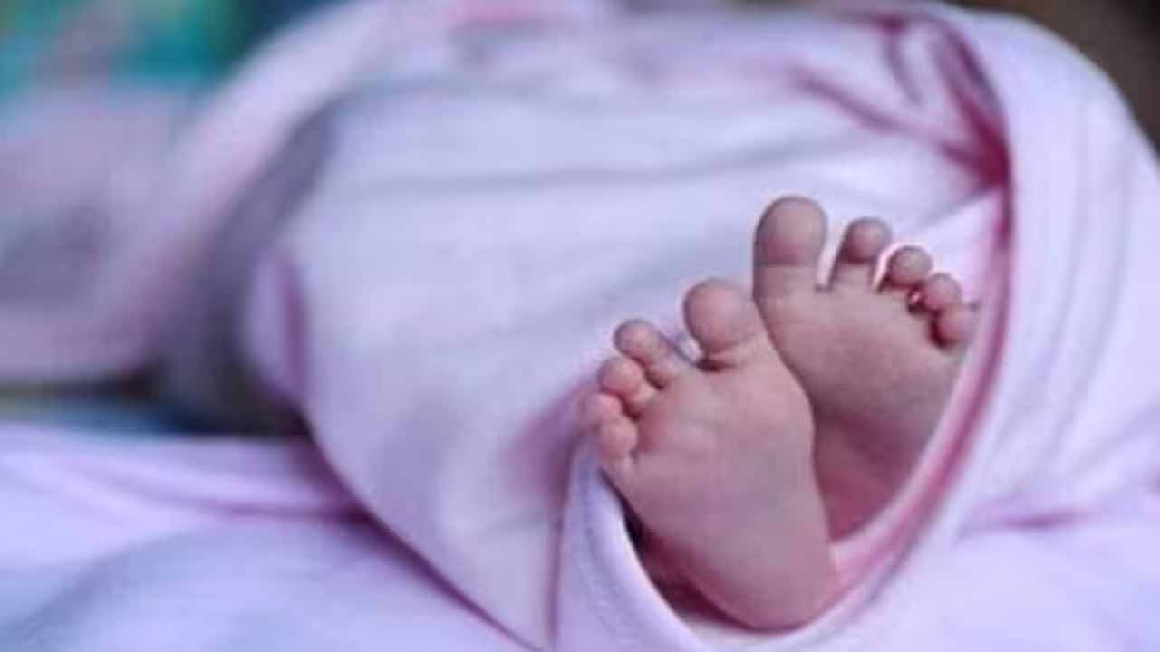 Man Abducts Infant | మద్యం కోసం వ్యక్తితో పరిచయం.. శిశువు మాయం
