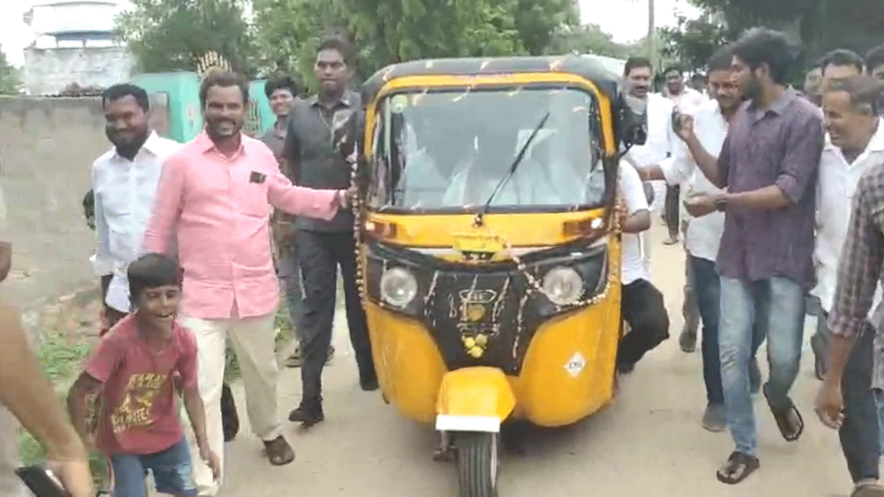 Minister Jagadish Reddy | అభిమాని కోరిక మేరకు ఆటో నడిపి సందడి చేసిన మంత్రి జగదీష్ రెడ్డి.. వీడియో