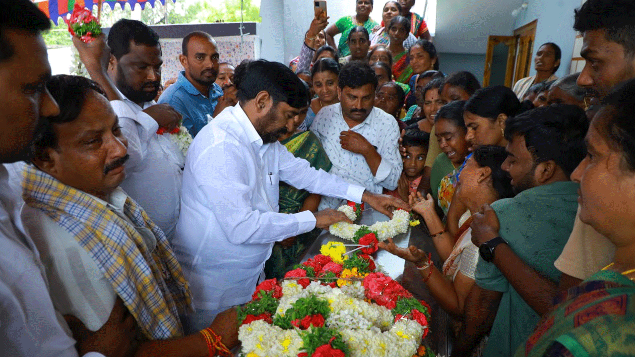 Minister Jagadish Reddy | ఎంపీటీసీ సీతారాములు కుటుంబాన్ని ఓదార్చిన మంత్రి జగదీష్‌రెడ్డి