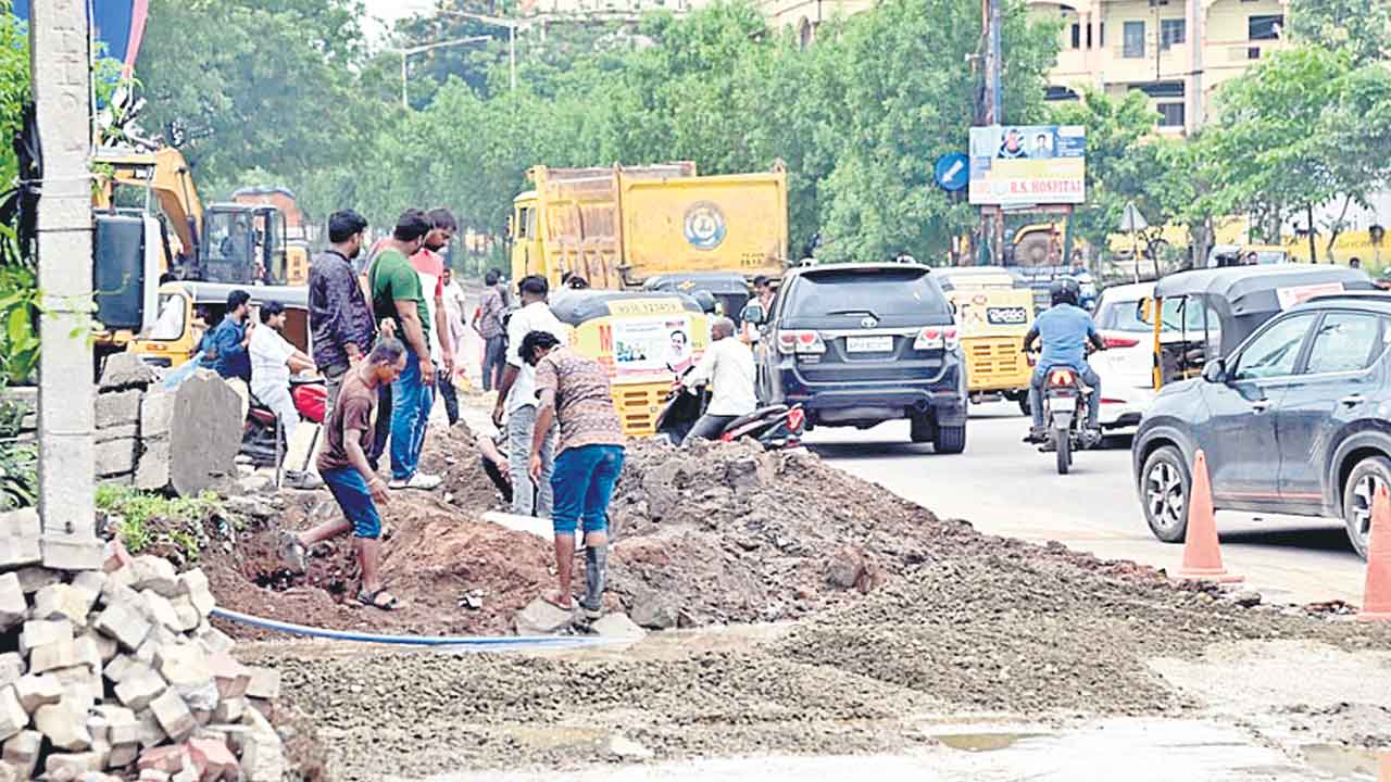 శరవేగంగా జంక్షన్‌లు.. రూ. నాలుగు కోట్లతో ప్రధాన చౌరస్తాల్లో నిర్మాణం