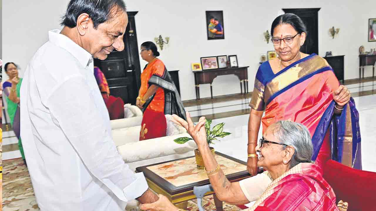 ప్రగతిభవన్‌లో ఘనంగా రాఖీ