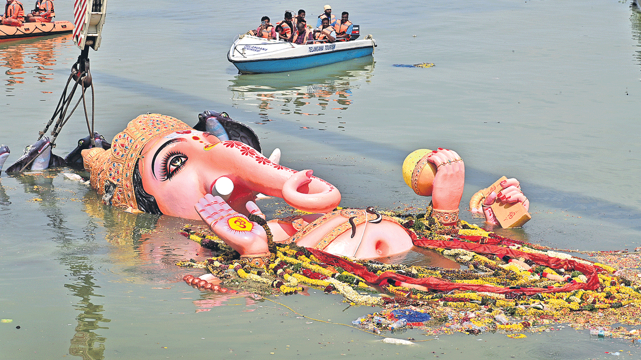 వైభవోపేతంగా శోభాయాత్ర