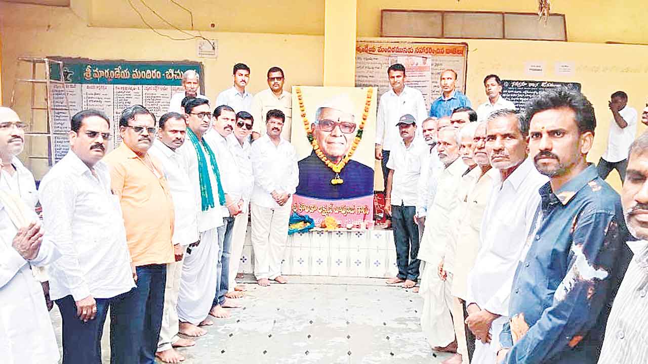 బాపూజీకి ఘన నివాళి..