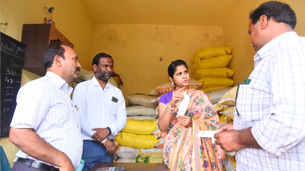 Collector Kranthi | రైతులకు కల్తీ విత్తనాలు, ఎరువులు అమ్మితే కఠిన చర్యలు : కలెక్టర్  క్రాంతి