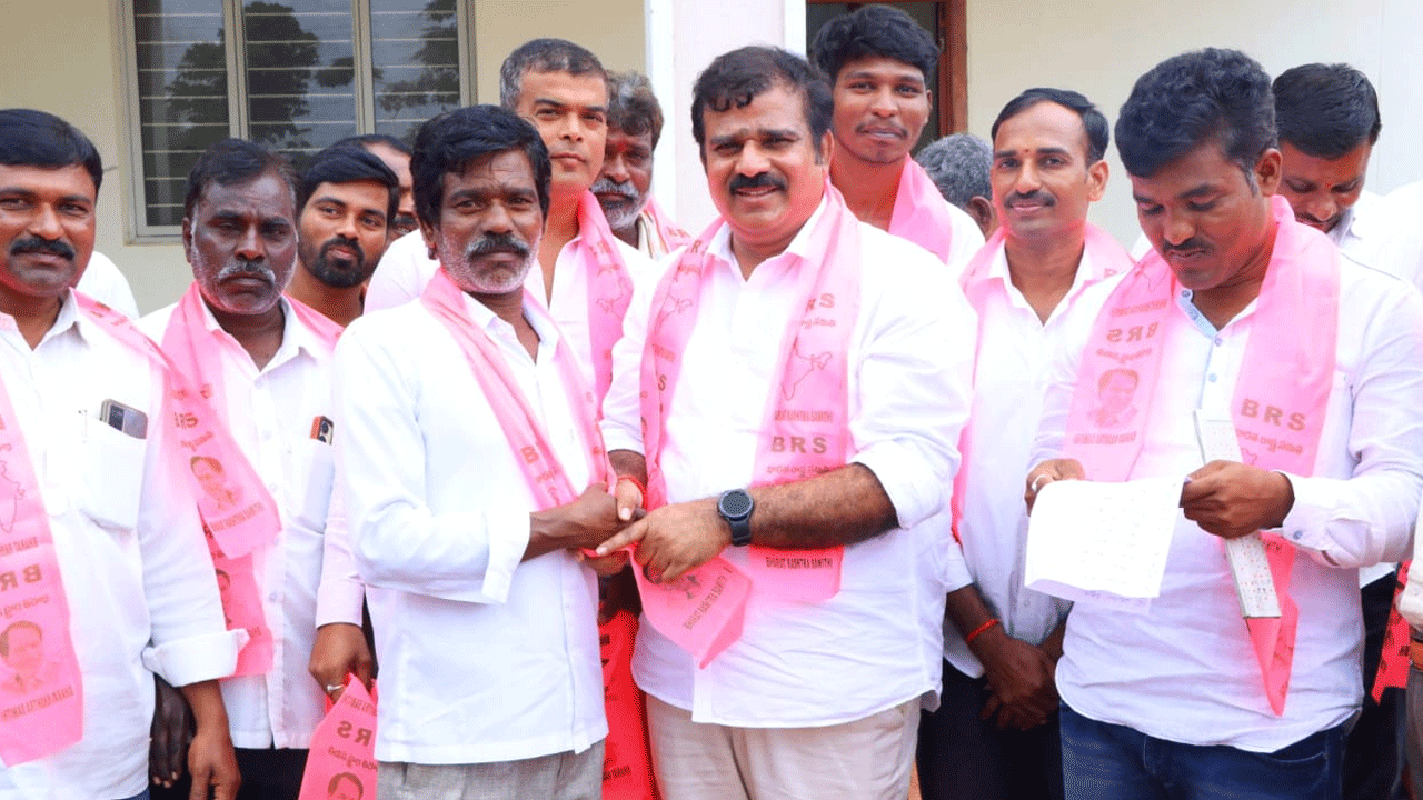MLA Kranthi Kiran | ఎమ్మెల్యే క్రాంతి కిరణ్‌ సమక్షంలో బీఆర్‌ఎస్‌లో చేరిన కాంగ్రెస్‌ నాయకులు