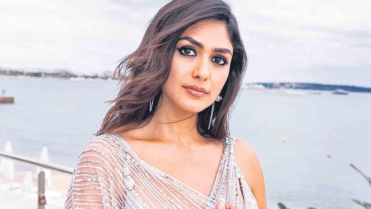Mrunal Thakur | ఏదీ ప్లాన్‌ చేసుకోకుండానే జరిగిపోతున్నది.. తనను చూసి తానే ఆశ్చర్యపోతున్నా అంటున్న మృణాల్‌ ఠాకూర్‌