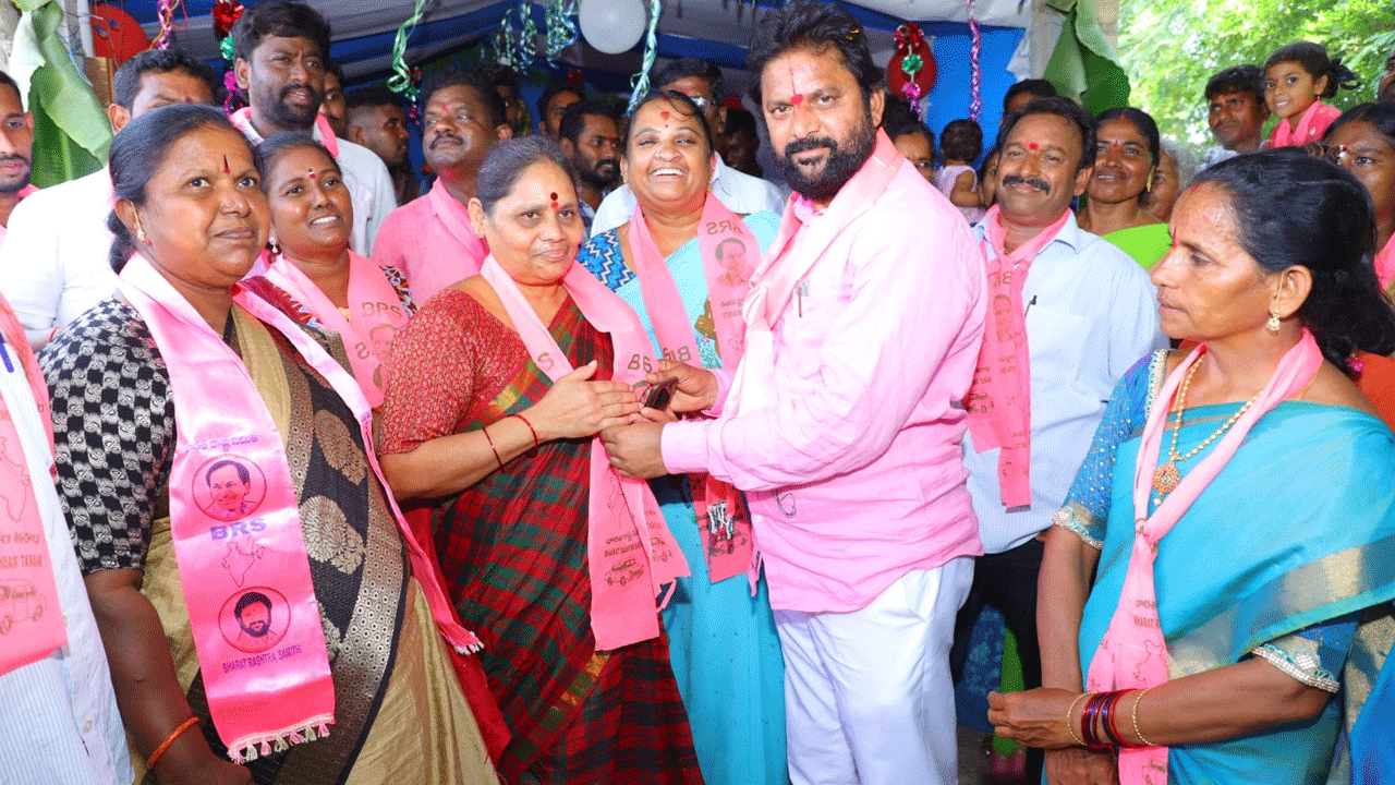 MLA Chander | రామగుండం కార్పొరేషన్‌లో కాంగ్రెస్‌కు షాక్‌..బీఆర్ఎస్‌లో చేరిన మాజీ కౌన్సిలర్