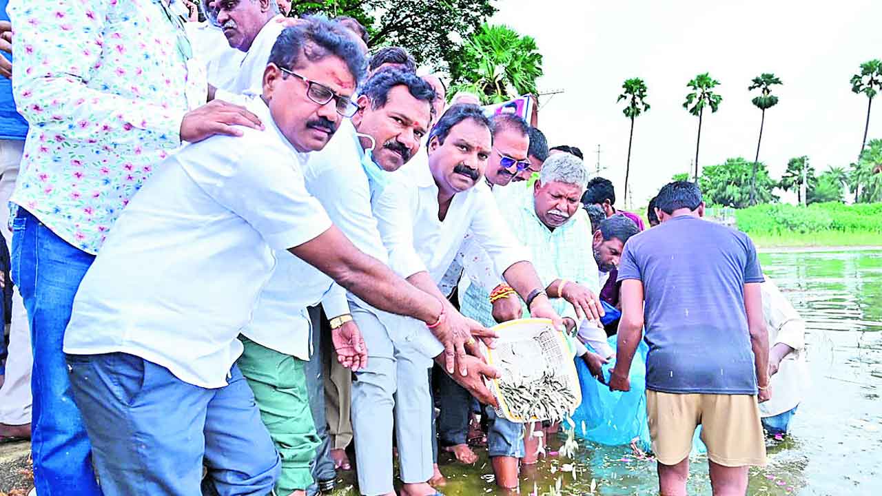 మత్స్యకారుల కుటుంబాలు ఆర్థికంగా ఎదగాలి