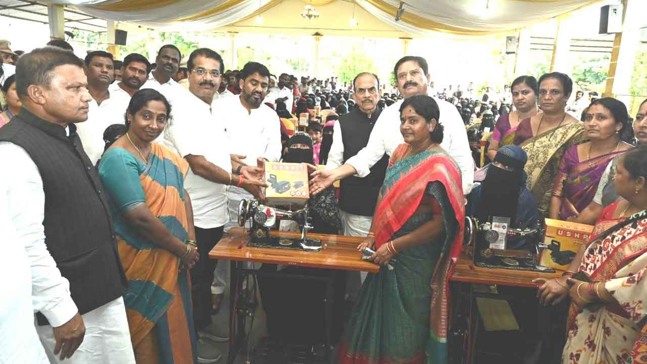 మైనార్టీల సంక్షేమానికి పెద్దపీట