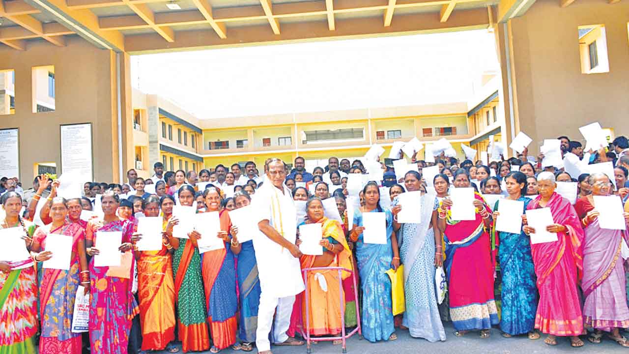 సొంతింటి కల సాకారం.. 800 మందికి గృహలక్ష్మి