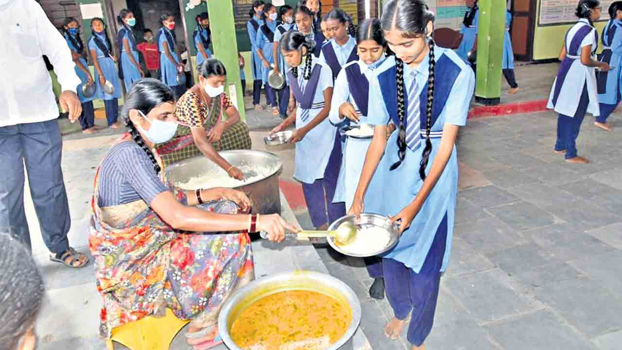 బడి పిల్లలకు కేసీఆర్ టిషిన్
