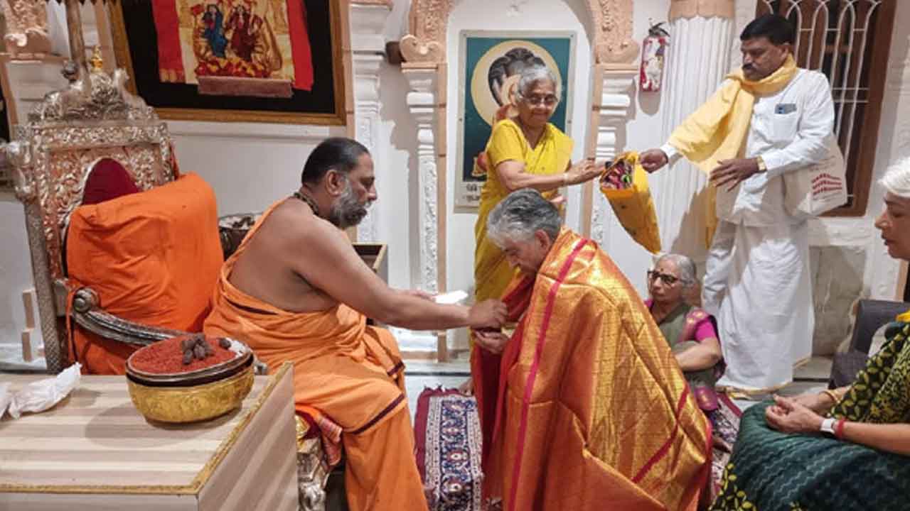 రాఘవేంద్ర స్వామి సన్నిధిలో బ్రిటన్‌ ప్రధాని తల్లిదండ్రులు