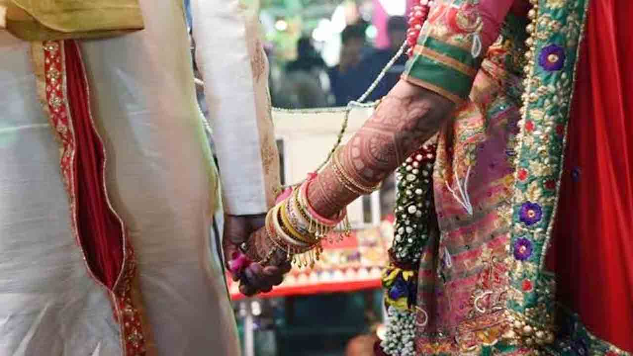 కూతురికి కులాంతర వివాహం చేసిన ఎమ్మెల్యే