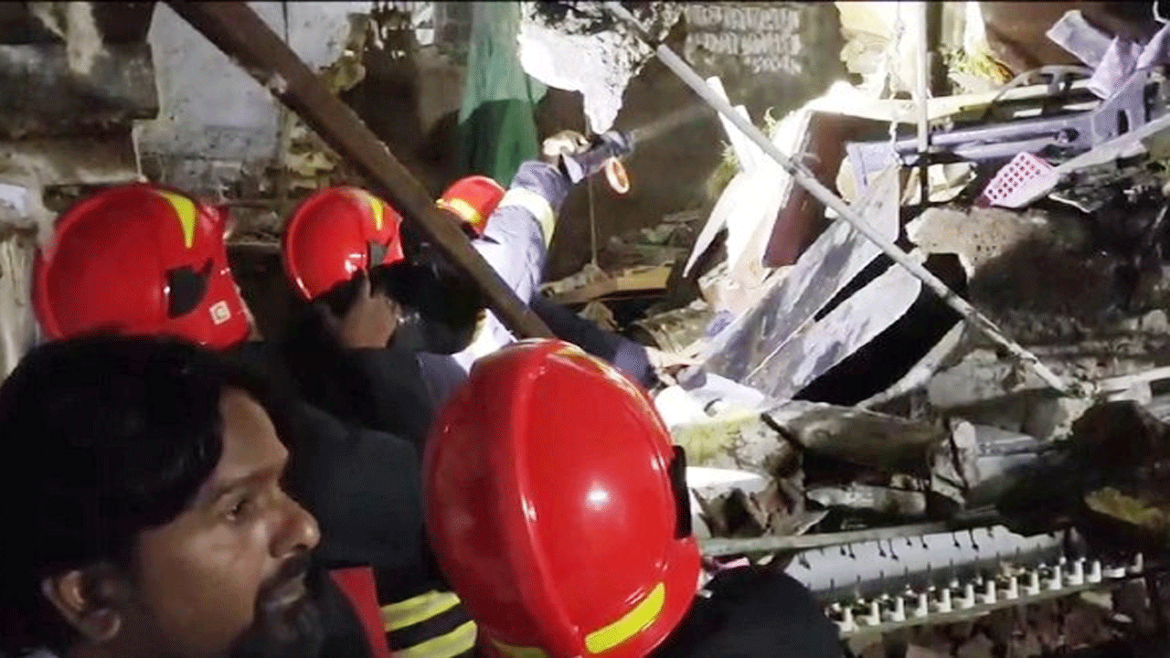 Building Collapse | పాత భ‌వ‌నం కూల‌డంతో ఇద్ద‌రు మృతి..న‌లుగురికి గాయాలు