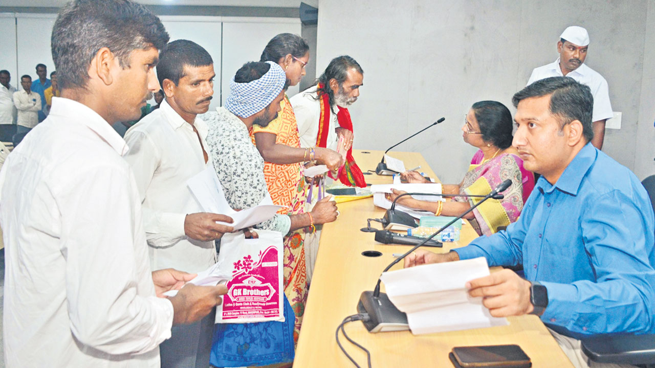 దరఖాస్తులను పెండింగ్‌లో ఉంచొద్దు