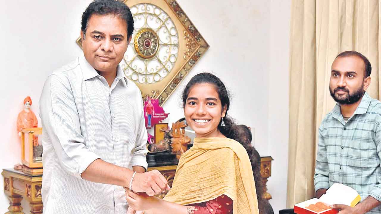 మంత్రి కేటీఆర్‌కు రాఖీ కట్టిన రచన