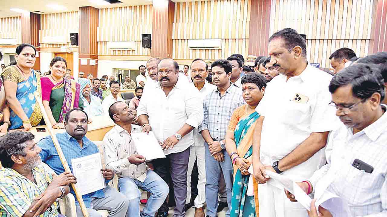 పల్లె పల్లెకూ గులాబీ నేతలు పత్తాలేని ప్రతిపక్షాలు