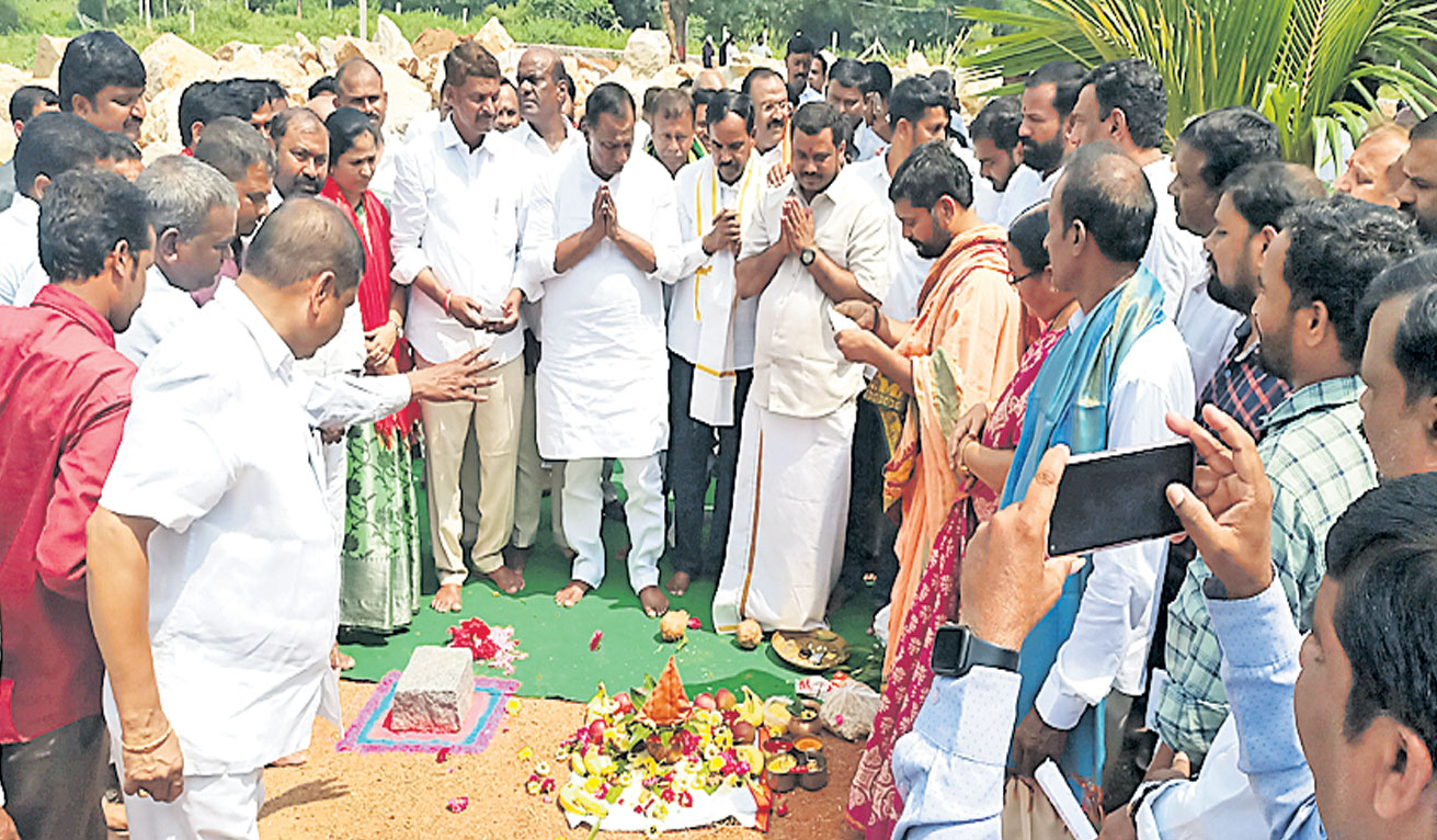 ఆలయాల అభివృద్ధికి సీఎం కేసీఆర్‌ కృషి