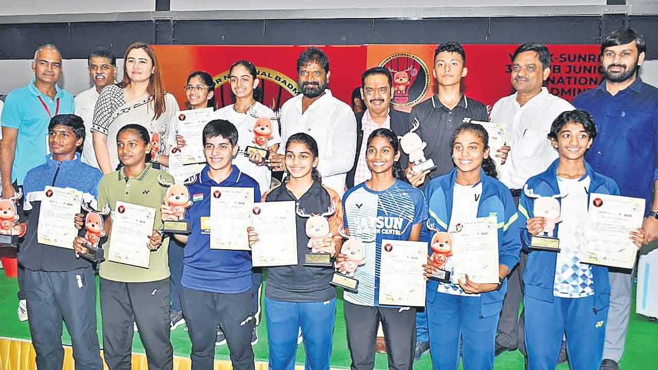 చాంపియన్‌ తన్వి జోడీ.. ట్రోఫీలు అందజేసిన మంత్రి శ్రీనివాస్‌గౌడ్‌