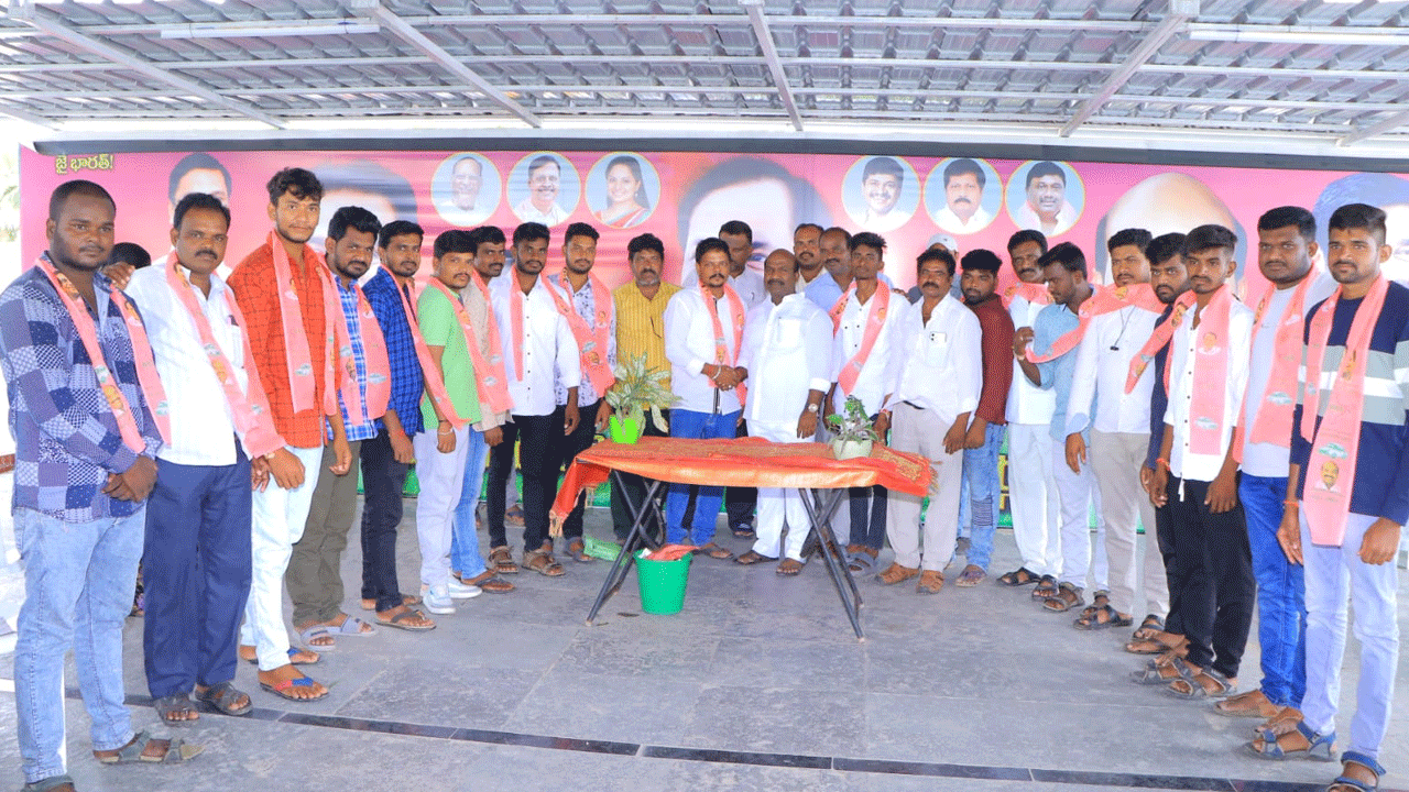MLA Chirumurthy | ఎమ్మెల్యే చిరుమర్తి సమక్షంలో  బీఆర్‌ఎస్‌లో చేరిన 100 మంది యువకులు