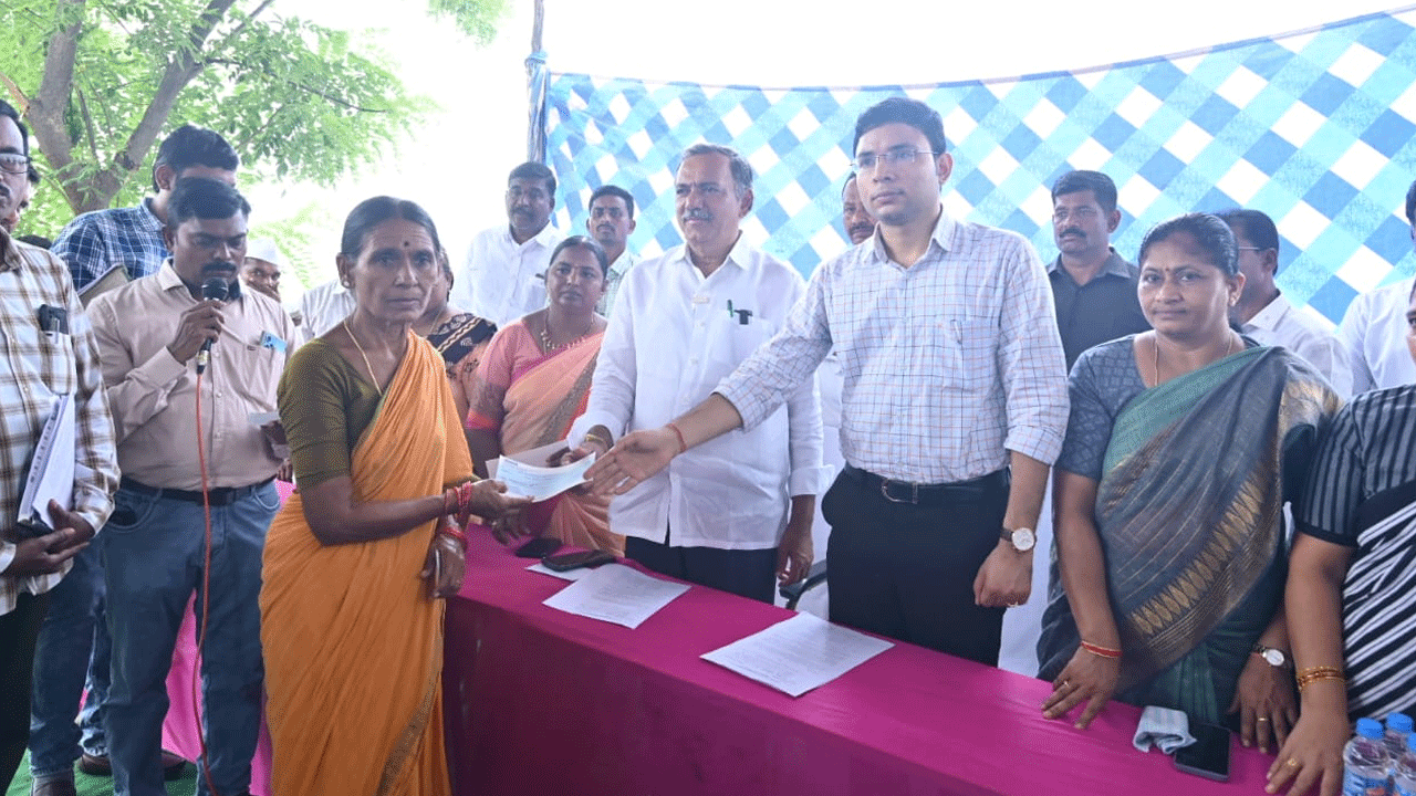 Morancha flood victims | మోరంచ వరద బాధితులకు ఆర్థిక సాయం అందజేత