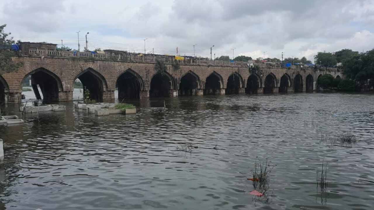 Musi River | పురానాపూల్ వద్ద మూసీ నది ఉధృతి.. 100 ఫీట్ల రోడ్డు మూసివేత