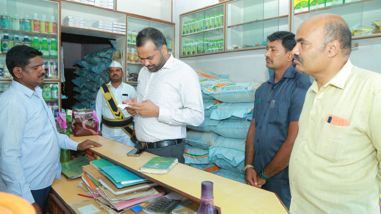 Collector R.V.Karnan | ఎరువుల దుకాణాలను ఆకస్మికంగా తనిఖీ చేసిన కలెక్టర్‌ ఆర్.వి.కర్ణన్