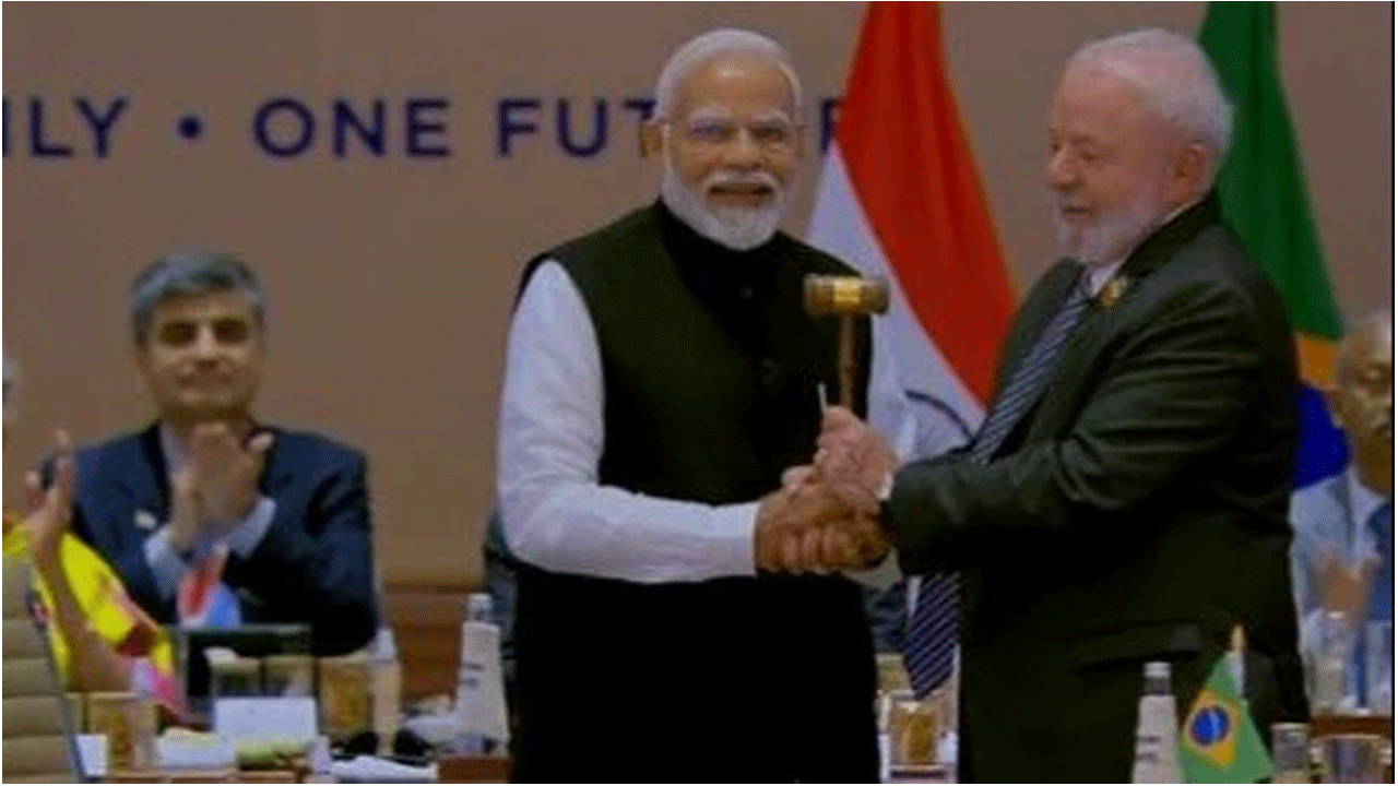 G20 | బ్రెజిల్ అధ్యక్షుడికి G20 అధ్యక్ష అధికార దండం అప్పగించిన ప్రధాని మోదీ