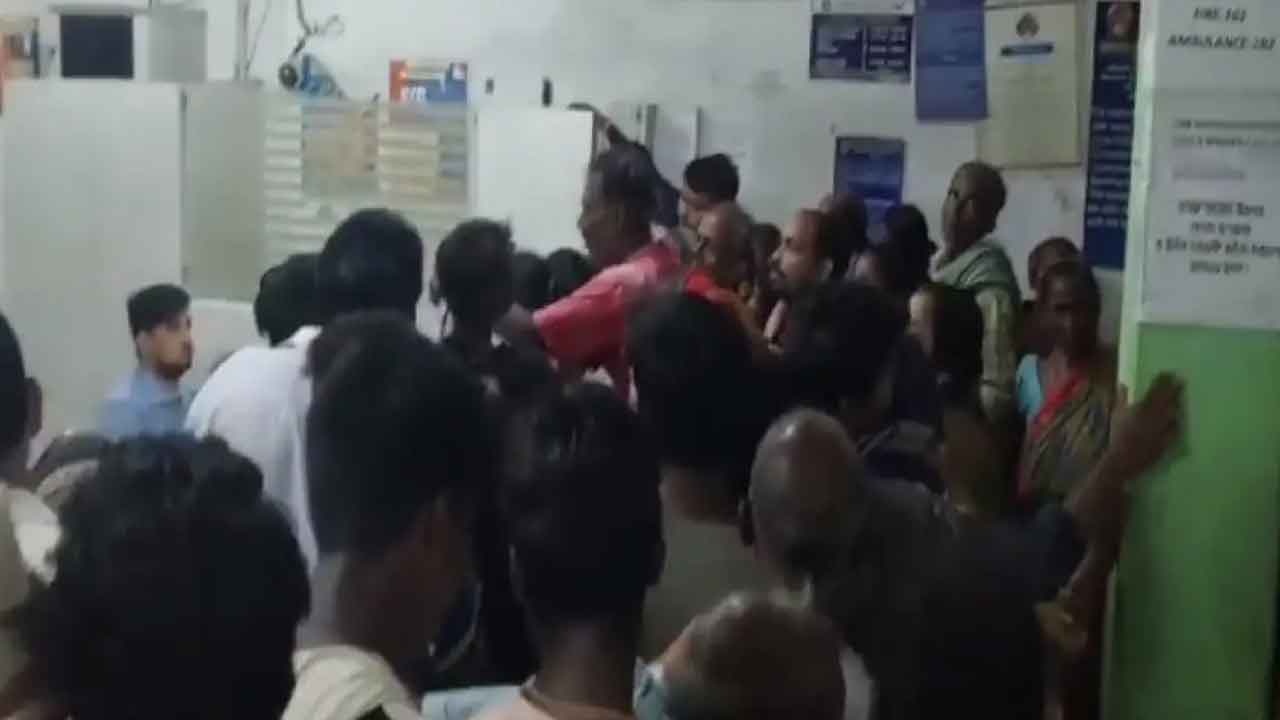 బ్యాంకు ఖాతాల్లో వేల రూపాయల జమ