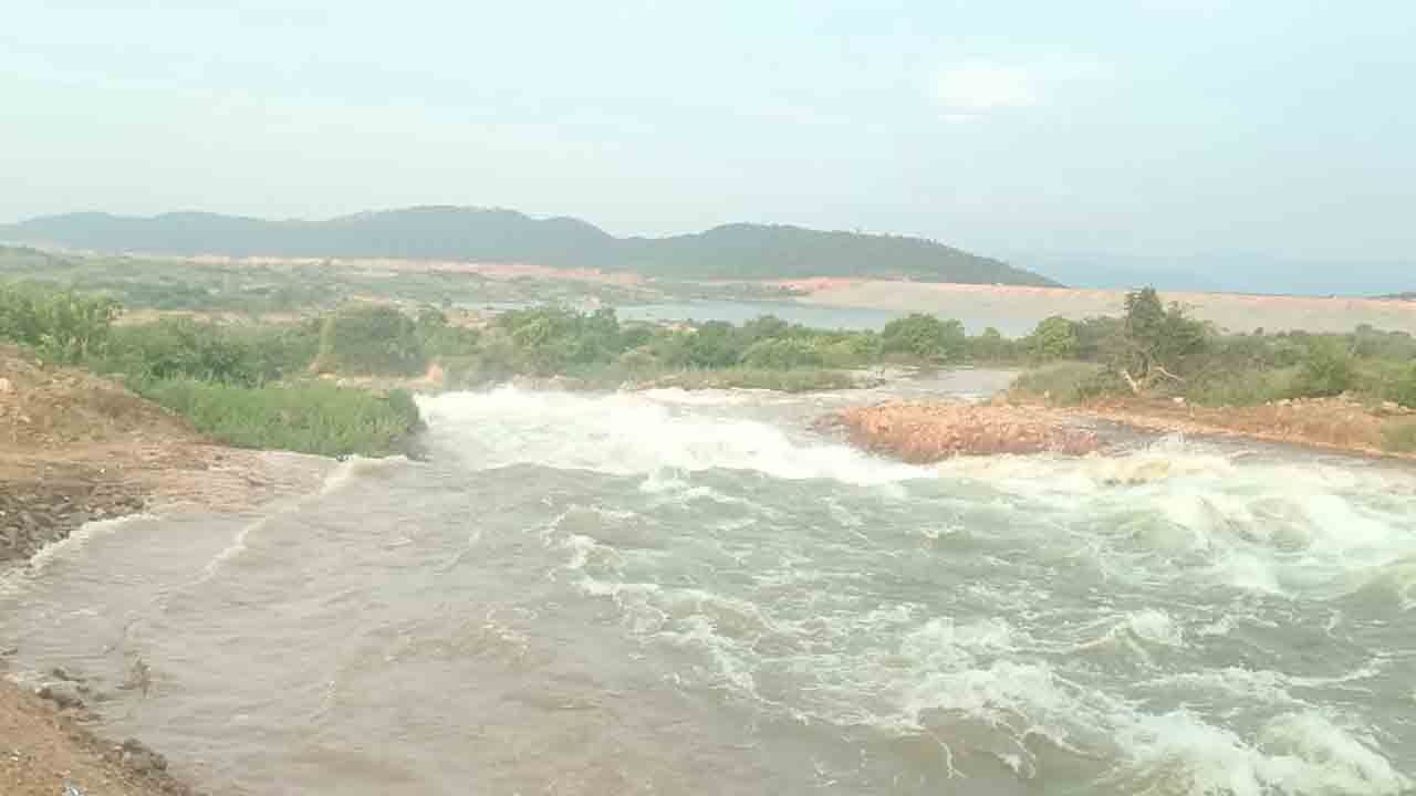 బిరబిరా కృష్ణమ్మ పరుగులు