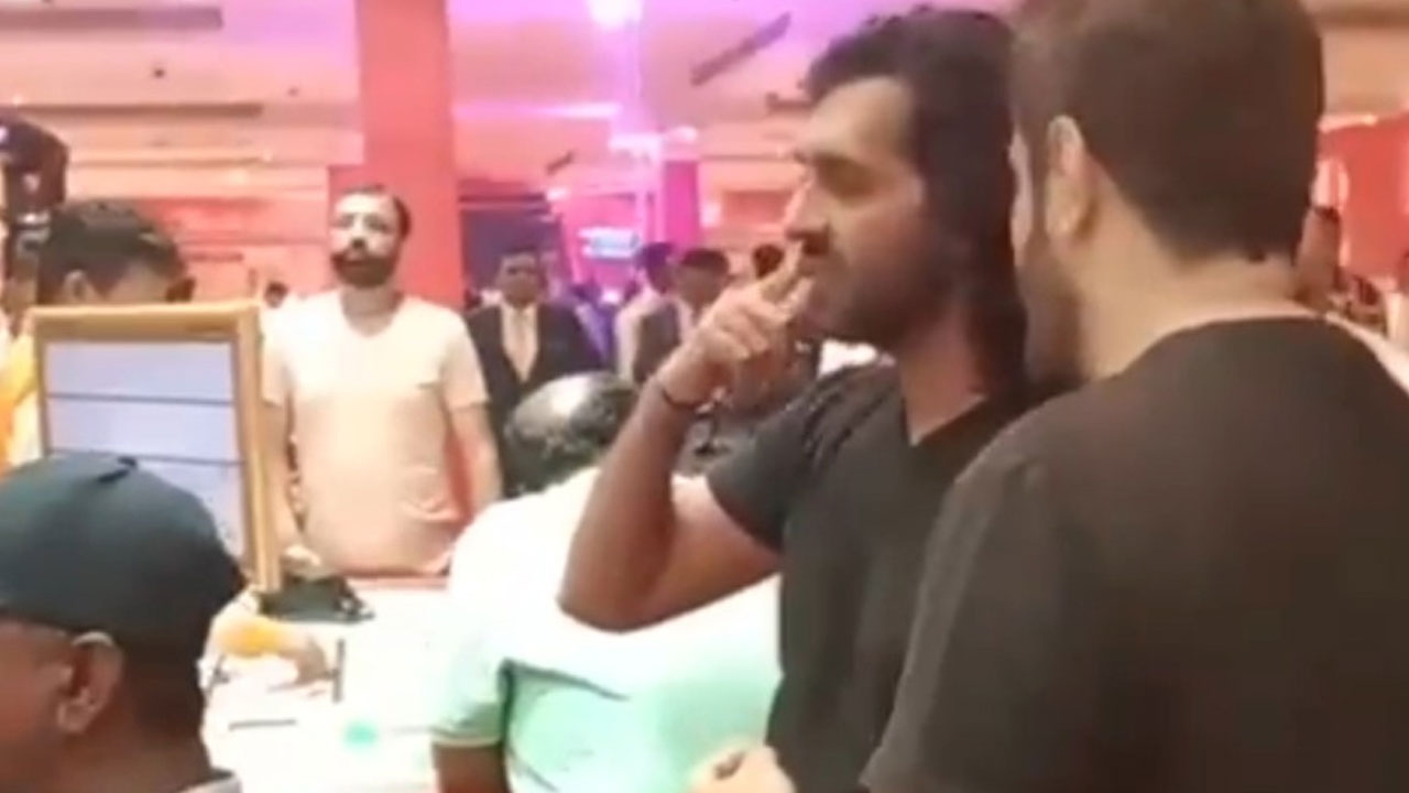 Asiacup: క్యాసినోలో క్రికెట్ జ‌ట్టు మేనేజ‌ర్‌.. పాక్ అభిమానుల ఆగ్ర‌హం