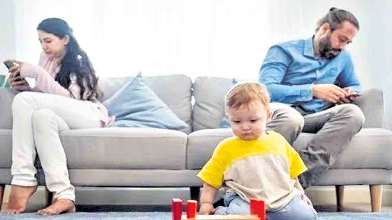 ‘ ఫోన్‌ ‘ తగ్గిద్దాం.. పిల్లలతో గడిపేద్దాం..