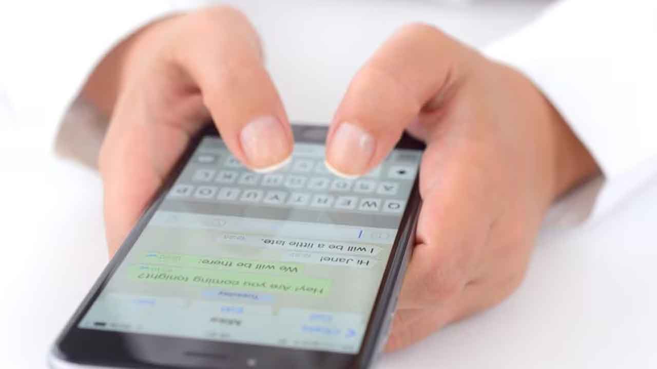 Banjara hills |  హోమ్‌వర్క్‌ మానేసి ఫోన్‌లో చాటింగ్‌ ఎందుకు చేస్తున్నావని అడిగినందుకు సూసైడ్‌ చేసుకున్న 8వ విద్యార్థిని