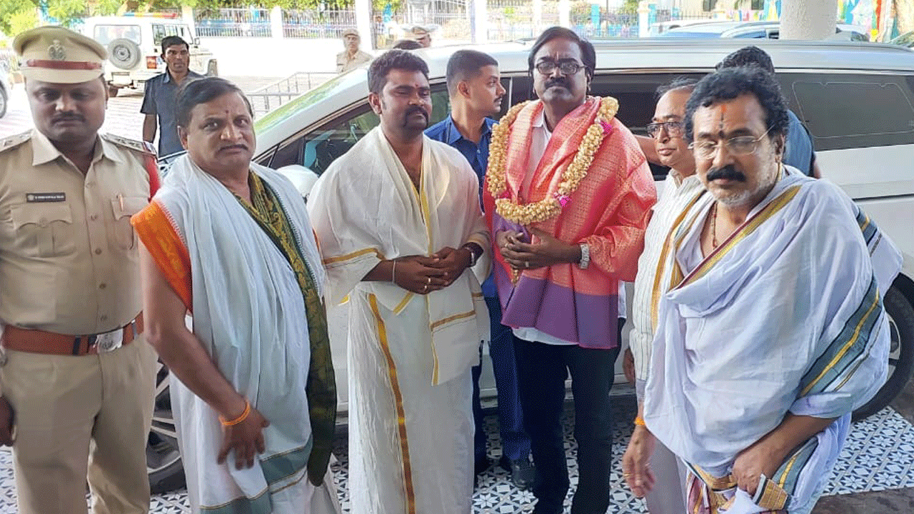 రాఘవేంద్రుడి సన్నిధిలో మంత్రి పువ్వాడ