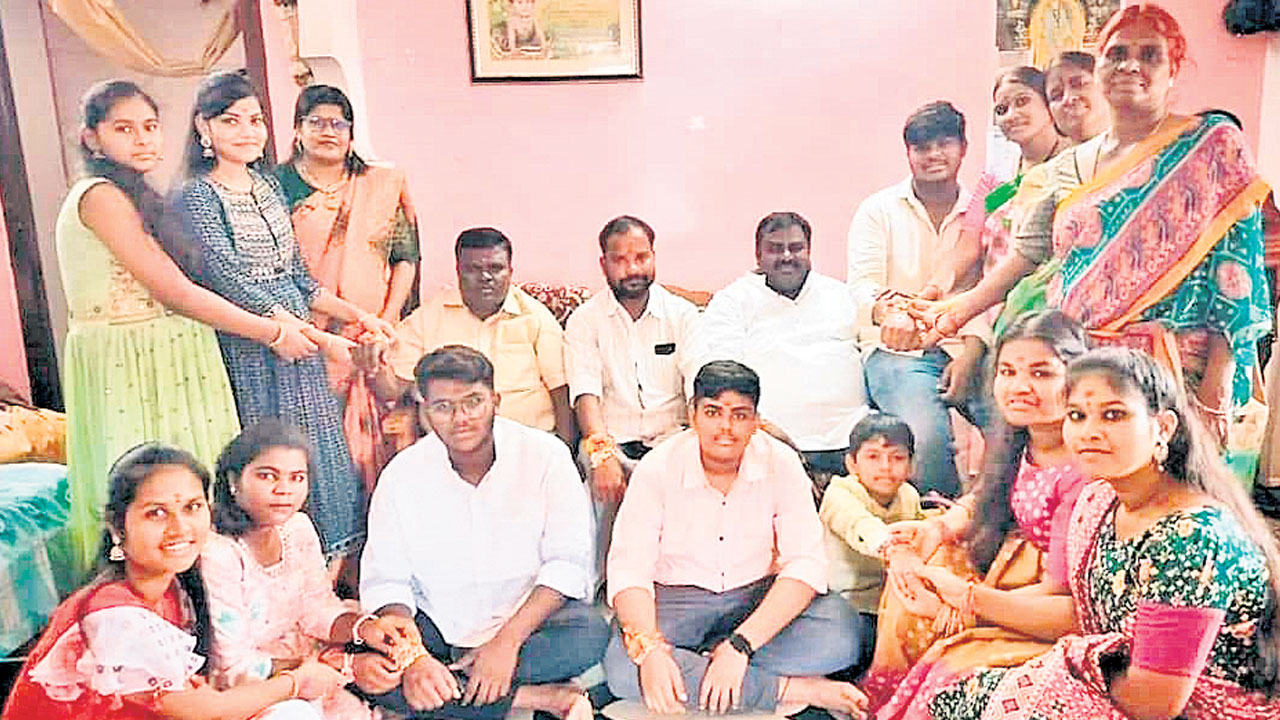 రాఖీలు కట్టి.. ఆశీర్వదించి..