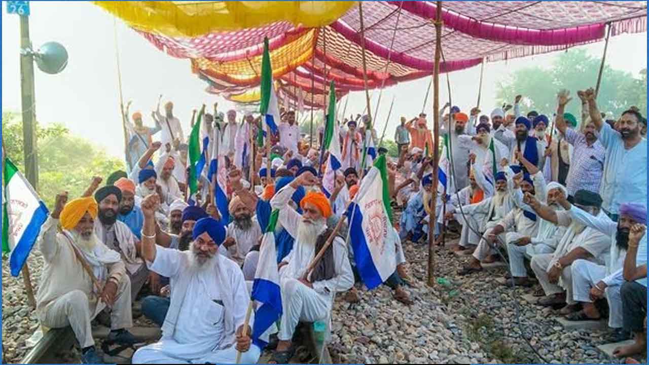 రెండో రోజూ పట్టాలపైనే రైతన్నలు