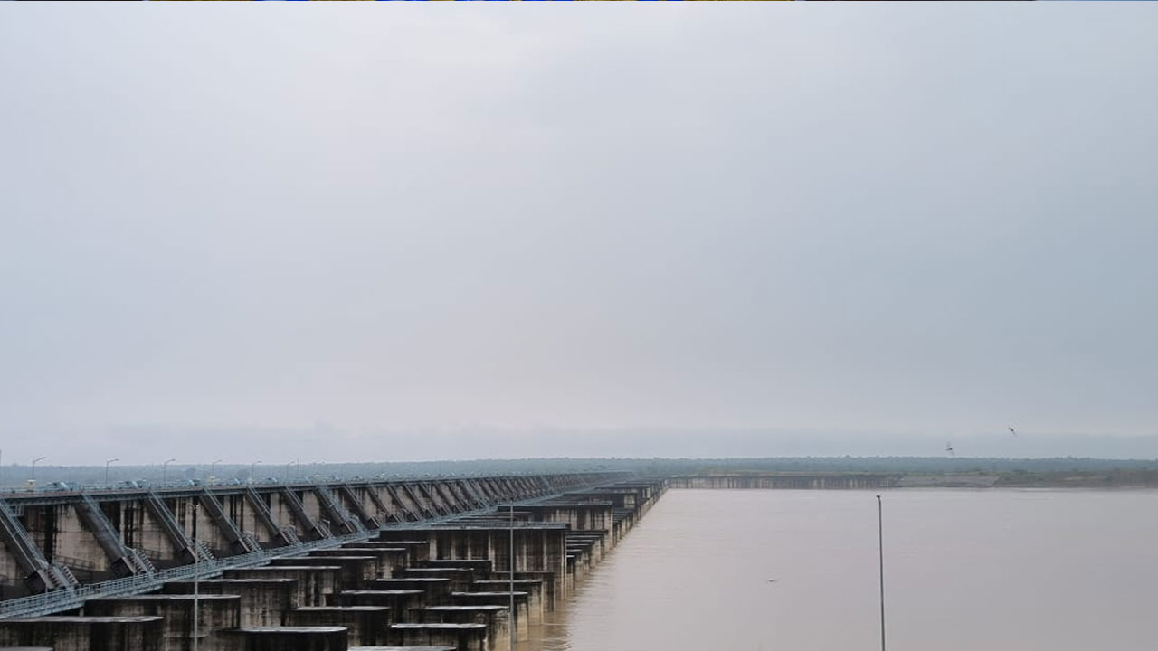 Lakshmi Barrage | లక్ష్మీ బరాజ్‌కు పెరుగుతున్న వరద