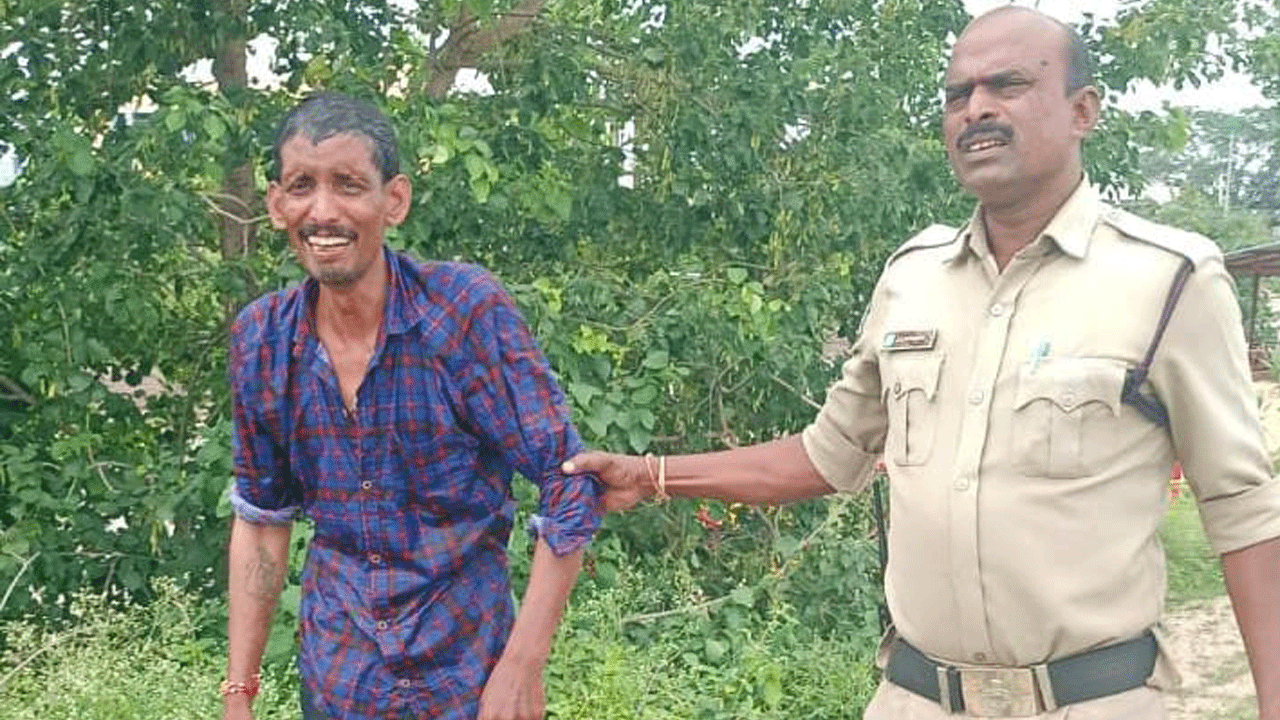 Crime news | కార్గిల్ లేక్‌లో పడి వ్యక్తి ఆత్మహత్యాయత్నం..కాపాడిన పోలీసులు