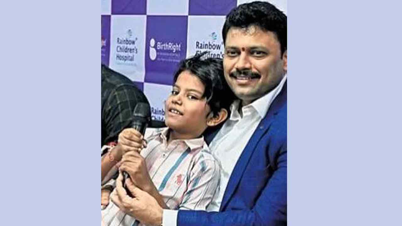 బాలుడి పొత్తి కడుపులో 50 మ్యాగ్నెట్స్‌