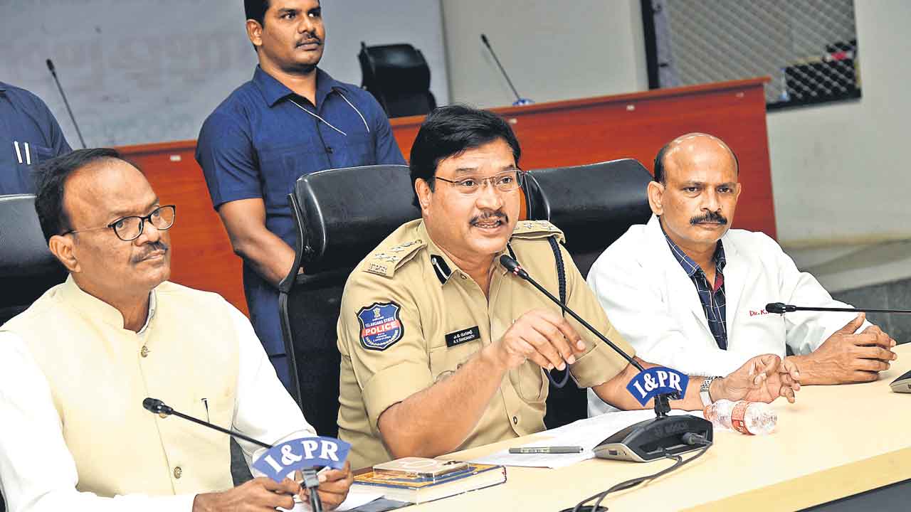 కాకతీయ యూనివర్సిటీ విద్యార్థులను కొట్టలేదు.. క్లారిటీ ఇచ్చిన వరంగల్‌ సీపీ రంగనాథ్‌