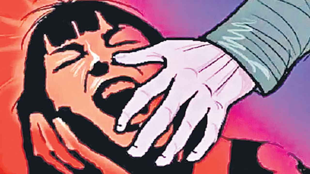 Ujjain Rape Shocker |  బాలికపై లైంగికదాడి ఘటనలో వెలుగులోకి దారుణాలు.. సాయం కోసం ఇంటింటికీ తిరిగి అర్ధించినా పట్టించుకోని ఉజ్జయిని వాసులు