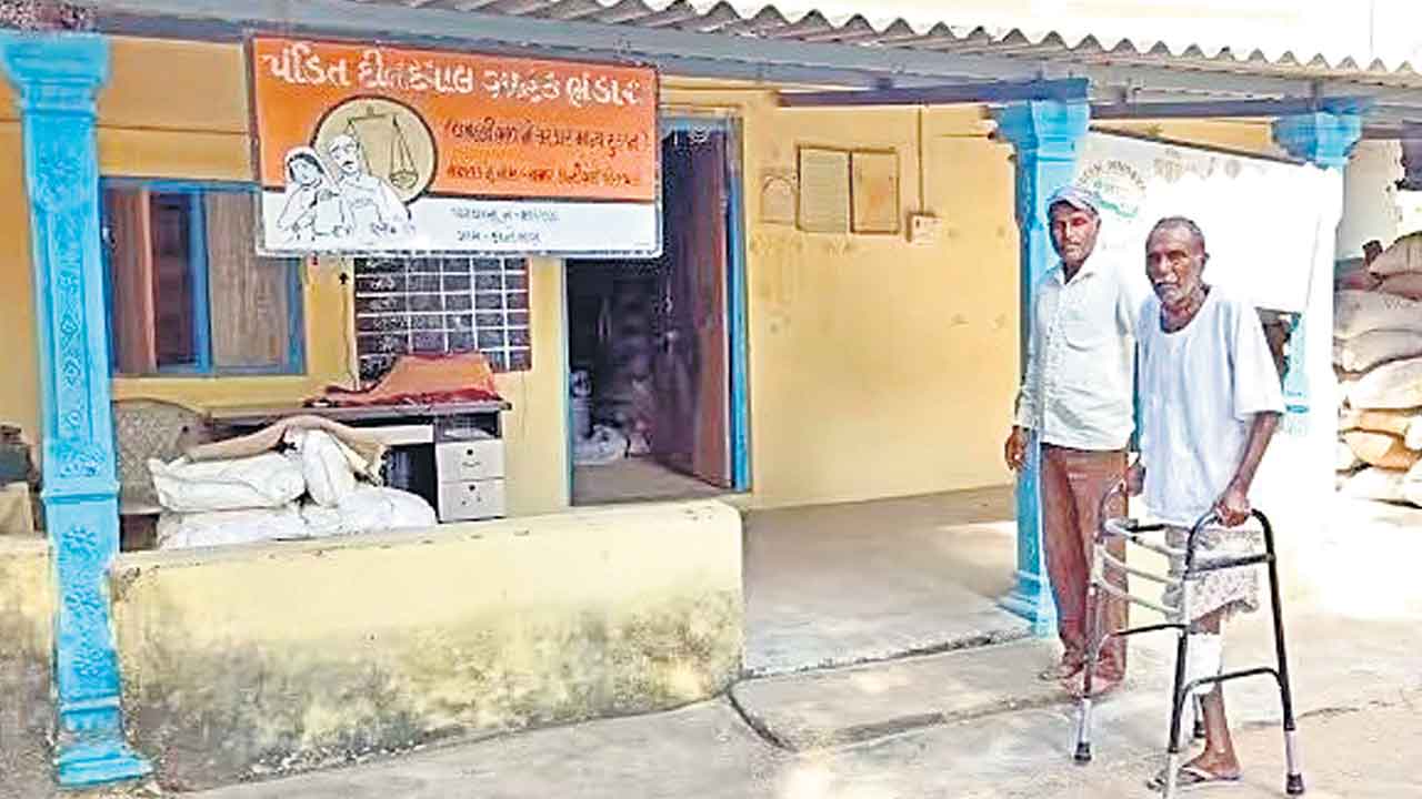 Gujarat |  బీజేపీ పాలిత గుజరాత్‌లో కుల జాడ్యం.. దళితుడి దుకాణంలో రేషన్‌ తీసుకునేది లేదంటున్న ఉన్నత వర్గాలు