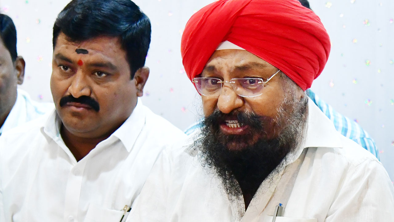 చందాల కోసమే ‘బండి’ అమెరికా పర్యటన